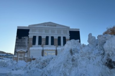 Горы снега перед храмом Мельпомены Ольга Семёнова, ИА KamchatkaMedia