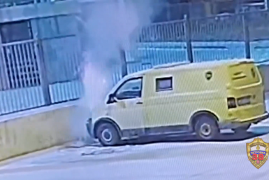 Появилось видео, как девушка поджигает машину инкассаторов в центре Москвы скрин из видео