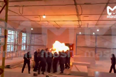 Момент взрыва светошумовой гранаты в центре подготовки МВД в Сыктывкаре Telegram / Mash (18+)