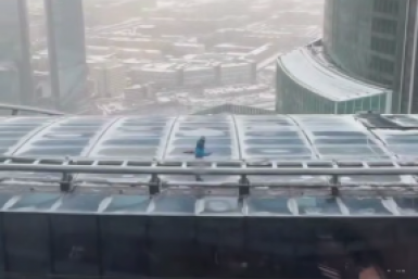 Мужчина оказался на крыше небоскреба Москва-Сити без страховки скрин из видео t.me/ENews112