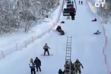 Люди застряли на горнолыжном подъемнике в Помдмосковье Telegram / SHOT (18+)