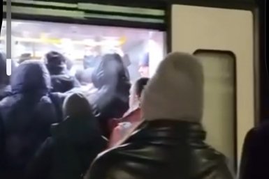 Даже на перроне нет места: огромные толпы людей ждут поезда на МЦД-2 скрин из видео