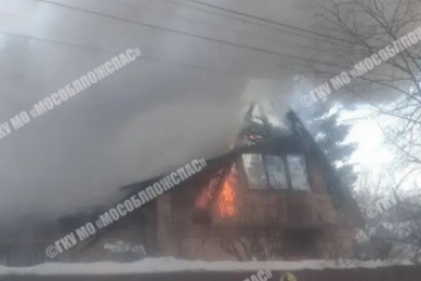 Огонь вспыхнул в частном доме в Подмосковье Telegram / ГКУ МО &quotМособлпожспас&quot
