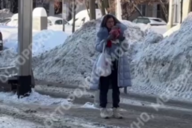 Девушка с раздетым ребенком Telegram-канала &quotОсторожно, Москва&quot (18+)