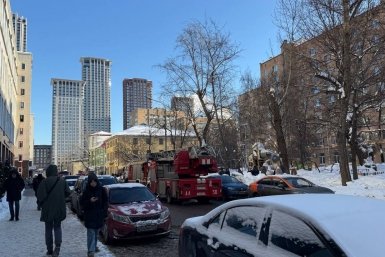 Обстановка возле административного здания в Москве, где пожар ИА StolicaMedia