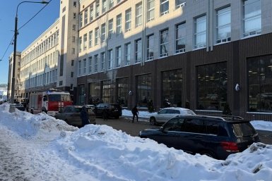 Обстановка возле административного здания в Москве, где пожар ИА StolicaMedia