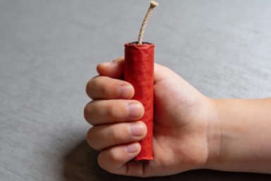 Петарда взорвалась в руках ребенка в Пятигорске Сгенерировано Perplexity (18+)