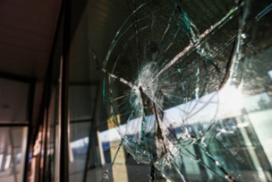 разбитое стекло ИА PrimaMedia