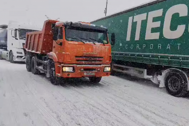 На дорогах Москвы выставили тягачи для помощи водителям во время снегопада Telegram / Городское хозяйство Москвы