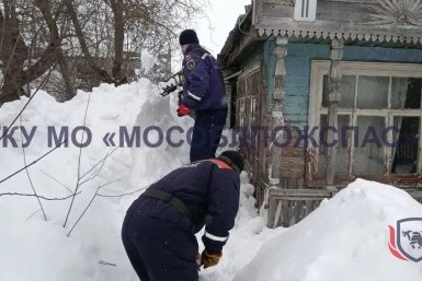 Бабушка оказалась заблокирована в доме после схода снега с крыши в Подмосковье Telegram / ГКУ МО &quotМособлпожспас&quot