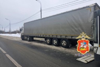 Автобус столкнулся с грузовиком на трассе А-107 в Подмосковье Telegram / ГУ МВД России по Московской области