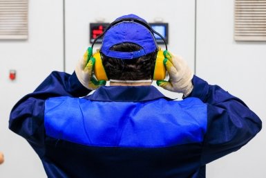 громкий звук, рабочий, наушники Евгений  Кулешов, ИА PrimaMedia.ru