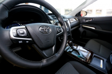 Эксперт объяснил, как падение курса доллара скажется на цене машин