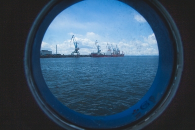 Авианосец George H.W. Bush не решился заходить в Красное море