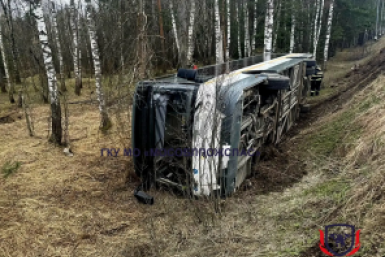 Пассажиров из перевернувшегося в Подмосковье автобуса вытаскивали через окна