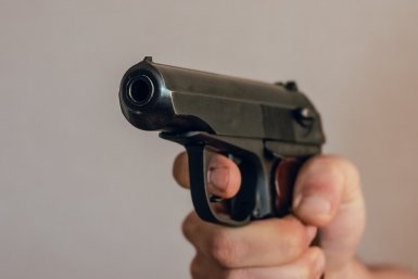 Мужчина с пистолетом пробрался на завод в Подмосковье