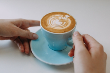 "Зелёная вода и личинки в молоке": эксперт назвал места, где пить кофе опасно