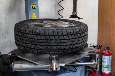 Водителям напомнили об ответственности за шины не по сезону