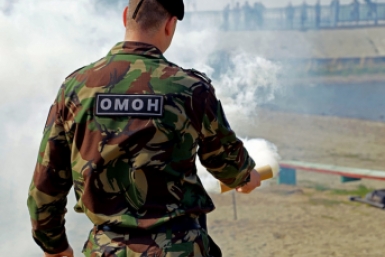 На видео сняли, как ОМОН ищет мужчину, расстрелявшего полицейских