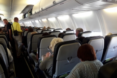 На видео попал секс пассажиров в самолете во время взлета