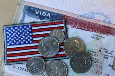 США, флаг и деньги США Илья Табаченко, ИА PrimaMedia