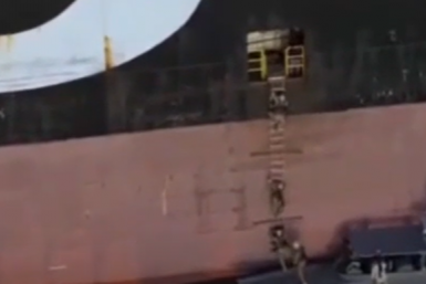 Показаны первые кадры захвата КСИР двух судов в Ормузском проливе