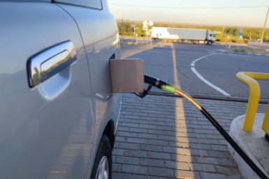 Опубликовано видео огненного озера после удара по бензовозам в Днепропетровске