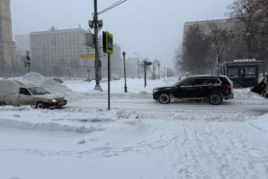 Сильный ветер с корнем вырывает деревья по всей Москве