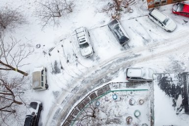 Битые авто и сугробы: на видео показали последствия апрельского снегопада в Москве