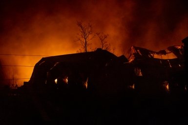 Внутри есть люди: на видео сняли пожар на стройке элитного ЖК в Москве