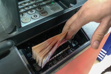 Появился ответ, почему до 1 мая лучше снять деньги с банковских карт