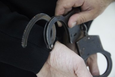 Задержаны трое мужчин за вымогательство 300 тысяч долларов и BMW в Подмосковье