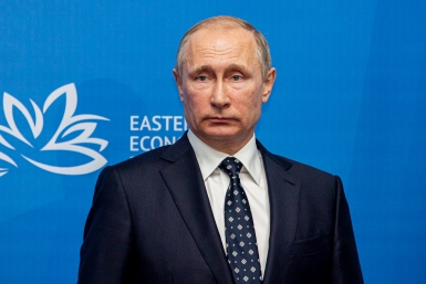 В Китае восхитились Путиным, укрывшим Голикову зонтом от снега
