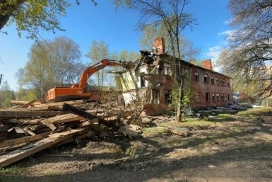 В Ступине сносят деревянный барак, построенный до ВОВ