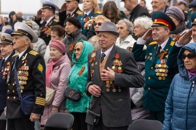 Зеленский "разрешил" парад в Москве — и стал мемом