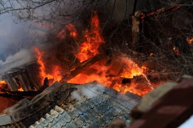 Появилось видео мощного пожара в многоэтажке в Грозном