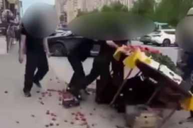 В Ставрополе задержали четырёх мужчин, которые разнесли торговую палатку Скриншот видео из соцсетей