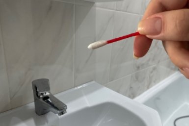 2 капли на ватную палочку - и швы между плиткой в ванной чище новых: ни черного грибка, ни мыльного налета, ни въевшейся серости ИА AmurMedia