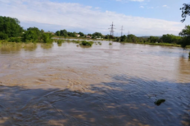 Вода в реке Калаус в районе Светлограда за сутки поднялась почти на 3 метра Соцсети главы Петровского округа Натальи Конкиной