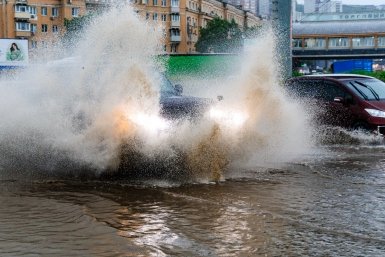 Очевидцы на видео сняли мощный ливень и град в Москве