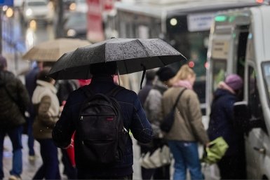 Мужчина в Москве нашел оригинальный способ защиты от мощных ливней