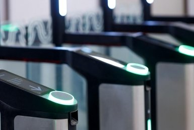 В метро "Деловой центр" начали ставить турникеты с новыми технологиями