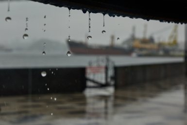 Двор на востоке Москвы ушел под воду из-за мощного ливня