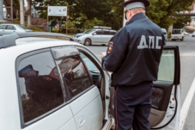полиция ДПС патруль патрулирование полицейский розыск поиск дубинка жезл ГАИ ГИБДД ДТП ПДД дорога авария превышение форма права водительские лишение страховка Мария Бородина, ИА PrimaMedia