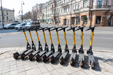 Скорость электросамокатов на тротуарах уравняют со скоростью пешеходов