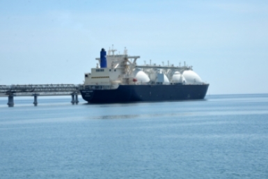 заправка газовоза СПГ судно море корабль Юрий Гуршал, ИА SakhalinMediа