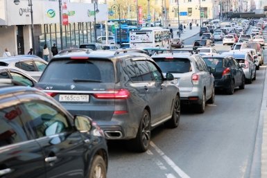 Более 600 машин скопились у Крымского моста после перекрытия движения