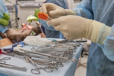 Убиравший снег мужчина оказался на грани паралича