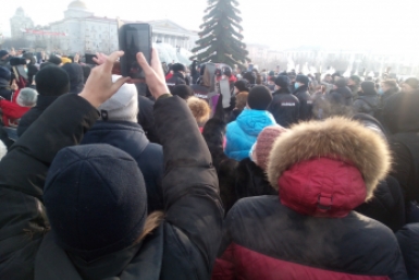 Протестующие на лодках заблокировали крупнейший порт Британии
