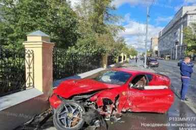 Момент ДТП с Ferrari на Большой Пироговской попал на камеры